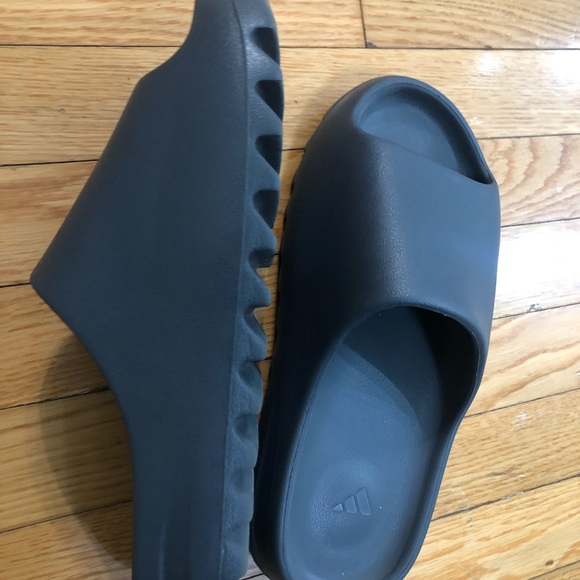 Grey Yeezy slides - Picture 3 of 4